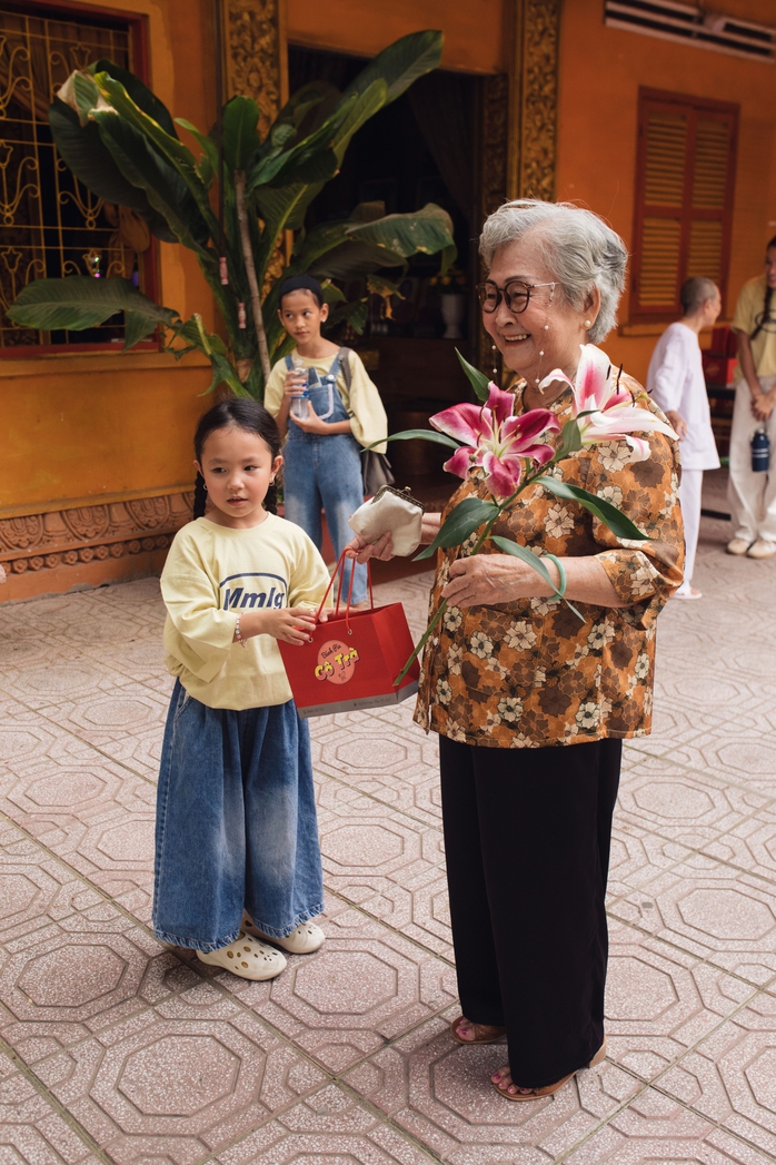 Trà Ngọc Hằng và con gái tất bật thiện nguyện- Ảnh 8. Trà Ngọc Hằng và con gái tất bật thiện nguyện- Ảnh 8.
