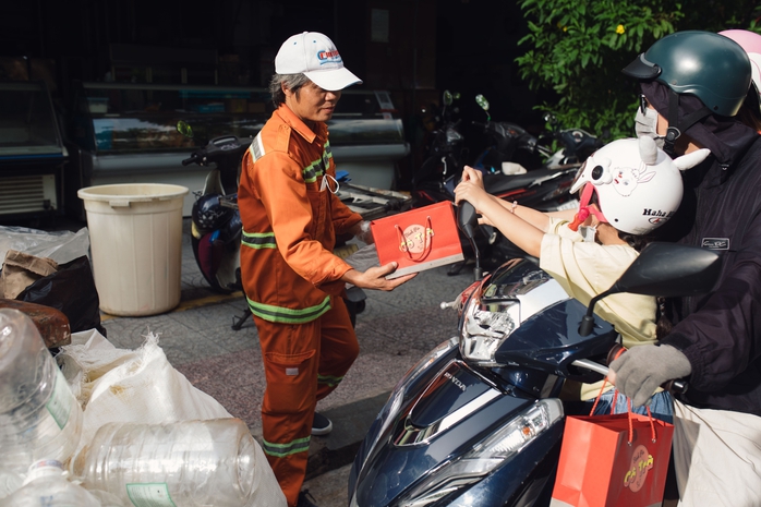 Trà Ngọc Hằng và con gái tất bật thiện nguyện- Ảnh 11. Trà Ngọc Hằng và con gái tất bật thiện nguyện- Ảnh 11.