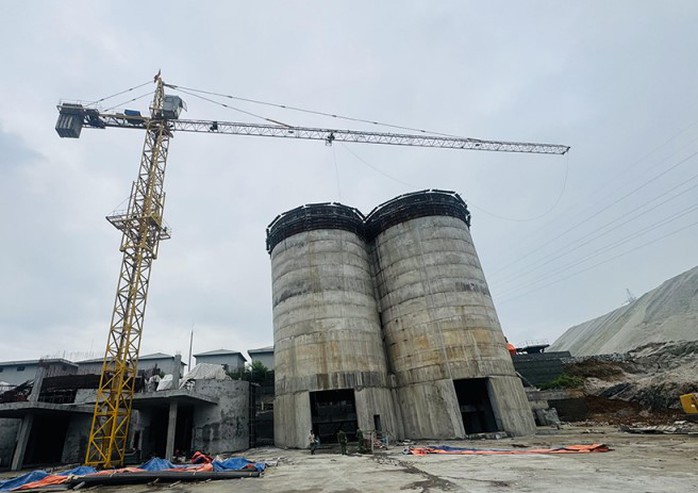 Đứt cáp cần cẩu thi công lò cao, 2 người tử vong, 4 người bị thương- Ảnh 1. Đứt cáp cần cẩu thi công lò cao, 2 người tử vong, 4 người bị thương- Ảnh 1.
