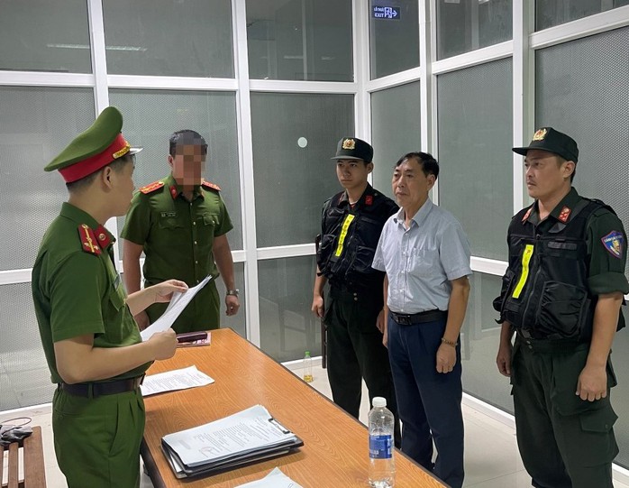 Nam giám đốc 75 tuổi bị bắt vì lừa đảo- Ảnh 1. Nam giám đốc 75 tuổi bị bắt vì lừa đảo- Ảnh 1.
