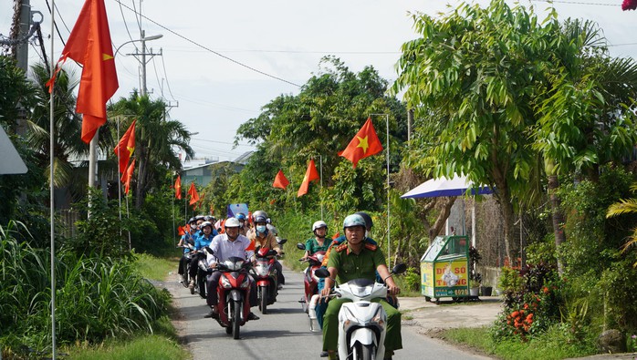 Ra mắt Đường cờ Tổ quốc dài gần 7 km tại huyện Củ Chi dịp lễ Quốc khánh 2-9- Ảnh 3. Ra mắt Đường cờ Tổ quốc dài gần 7 km tại huyện Củ Chi dịp lễ Quốc khánh 2-9- Ảnh 3.