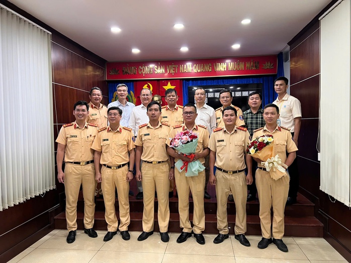 Vụ CSGT TP HCM hộ tống trái tim hiến tặng: Đại học Y Dược TP HCM cảm ơn CSGT- Ảnh 2. Vụ CSGT TP HCM hộ tống trái tim hiến tặng: Đại học Y Dược TP HCM cảm ơn CSGT- Ảnh 2.