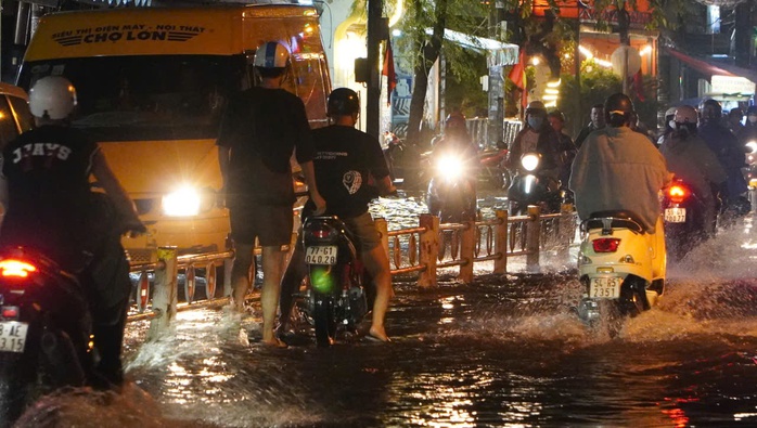 Khách du lịch, người dân TP HCM bất chấp mưa gió, đi chơi cuối tuần- Ảnh 23. Khách du lịch, người dân TP HCM bất chấp mưa gió, đi chơi cuối tuần- Ảnh 23.