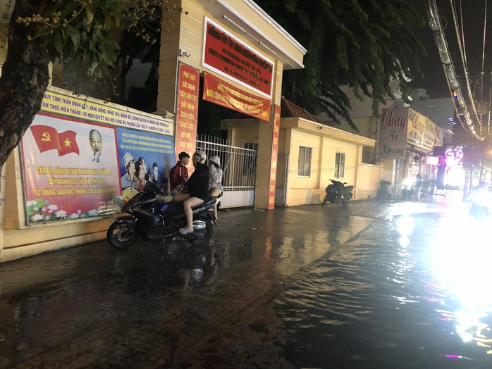 Khách du lịch, người dân TP HCM bất chấp mưa gió, đi chơi cuối tuần- Ảnh 11. Khách du lịch, người dân TP HCM bất chấp mưa gió, đi chơi cuối tuần- Ảnh 11.