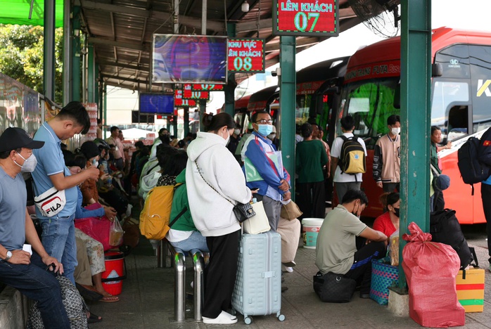 Người dân đặt vé xe Phương Trang tại Bến xe Miền Tây chờ giờ khởi hành về quê nghỉ lễ 2-9Ảnh: ÁI MY Người dân đặt vé xe Phương Trang tại Bến xe Miền Tây chờ giờ khởi hành về quê nghỉ lễ 2-9Ảnh: ÁI MY