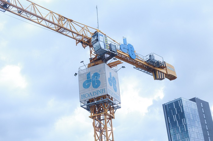 Lãi hơn 800 tỉ đồng sau soát xét, cổ phiếu Xây dựng Hòa Bình vẫn phải rời sàn chứng khoán- Ảnh 1. Lãi hơn 800 tỉ đồng sau soát xét, cổ phiếu Xây dựng Hòa Bình vẫn phải rời sàn chứng khoán- Ảnh 1.