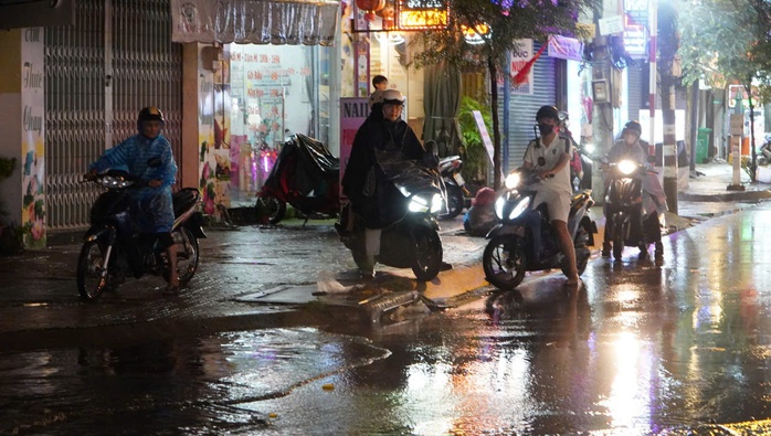 Khách du lịch, người dân TP HCM bất chấp mưa gió, đi chơi cuối tuần- Ảnh 26. Khách du lịch, người dân TP HCM bất chấp mưa gió, đi chơi cuối tuần- Ảnh 26.