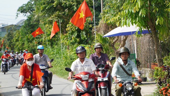 Ra mắt Đường cờ Tổ quốc dài gần 7 km tại huyện Củ Chi dịp lễ Quốc khánh 2-9- Ảnh 6. Ra mắt Đường cờ Tổ quốc dài gần 7 km tại huyện Củ Chi dịp lễ Quốc khánh 2-9- Ảnh 6.