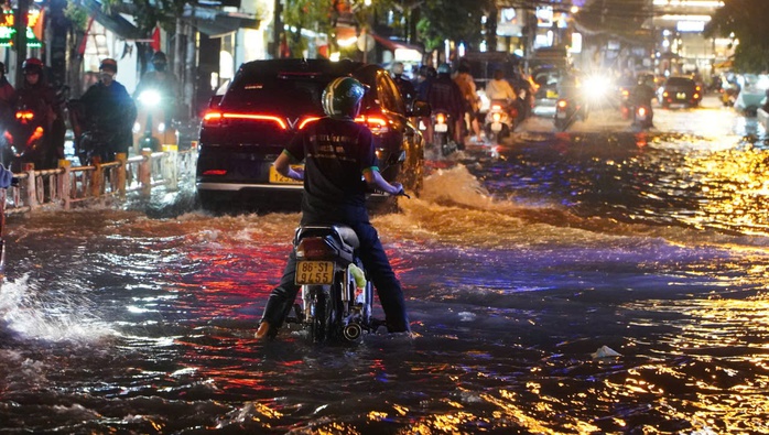 Khách du lịch, người dân TP HCM bất chấp mưa gió, đi chơi cuối tuần- Ảnh 18. Khách du lịch, người dân TP HCM bất chấp mưa gió, đi chơi cuối tuần- Ảnh 18.