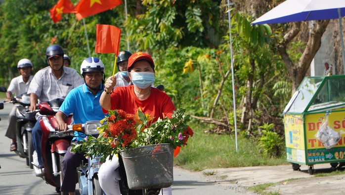 Ra mắt Đường cờ Tổ quốc dài gần 7 km tại huyện Củ Chi dịp lễ Quốc khánh 2-9- Ảnh 5. Ra mắt Đường cờ Tổ quốc dài gần 7 km tại huyện Củ Chi dịp lễ Quốc khánh 2-9- Ảnh 5.