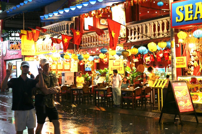 Khách du lịch, người dân TP HCM bất chấp mưa gió, đi chơi cuối tuần- Ảnh 3. Khách du lịch, người dân TP HCM bất chấp mưa gió, đi chơi cuối tuần- Ảnh 3.