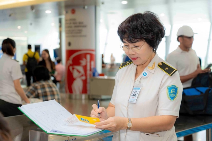 Hành trình tìm hành khách "cầm nhầm" điện thoại tại sân bay Nội Bài- Ảnh 2. Hành trình tìm hành khách "cầm nhầm" điện thoại tại sân bay Nội Bài- Ảnh 2.