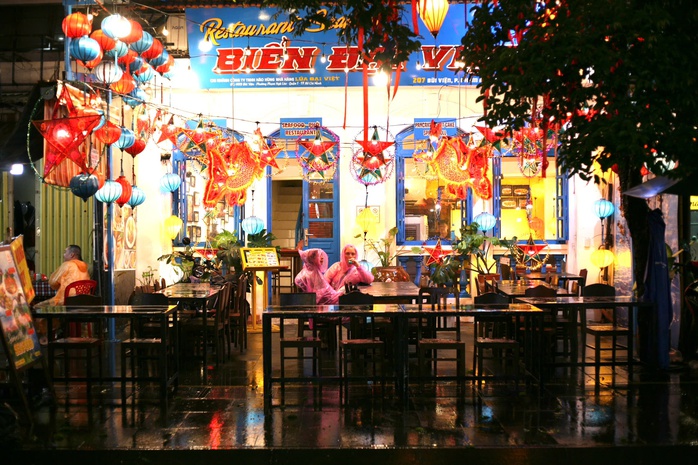 Khách du lịch, người dân TP HCM bất chấp mưa gió, đi chơi cuối tuần- Ảnh 4. Khách du lịch, người dân TP HCM bất chấp mưa gió, đi chơi cuối tuần- Ảnh 4.