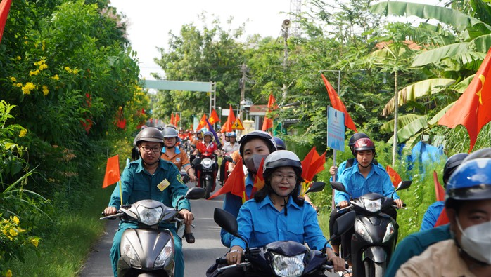 Ra mắt Đường cờ Tổ quốc dài gần 7 km tại huyện Củ Chi dịp lễ Quốc khánh 2-9- Ảnh 8. Ra mắt Đường cờ Tổ quốc dài gần 7 km tại huyện Củ Chi dịp lễ Quốc khánh 2-9- Ảnh 8.