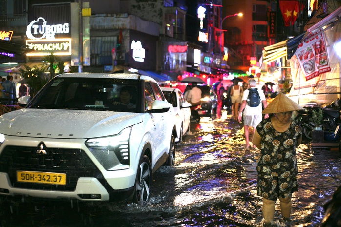Khách du lịch, người dân TP HCM bất chấp mưa gió, đi chơi cuối tuần- Ảnh 6. Khách du lịch, người dân TP HCM bất chấp mưa gió, đi chơi cuối tuần- Ảnh 6.