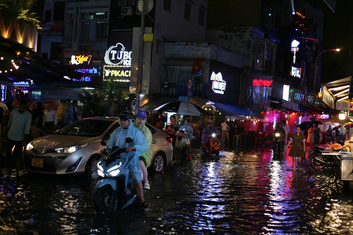 Khách du lịch, người dân TP HCM bất chấp mưa gió, đi chơi cuối tuần- Ảnh 13. Khách du lịch, người dân TP HCM bất chấp mưa gió, đi chơi cuối tuần- Ảnh 13.