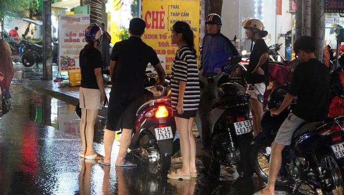Khách du lịch, người dân TP HCM bất chấp mưa gió, đi chơi cuối tuần- Ảnh 25. Khách du lịch, người dân TP HCM bất chấp mưa gió, đi chơi cuối tuần- Ảnh 25.