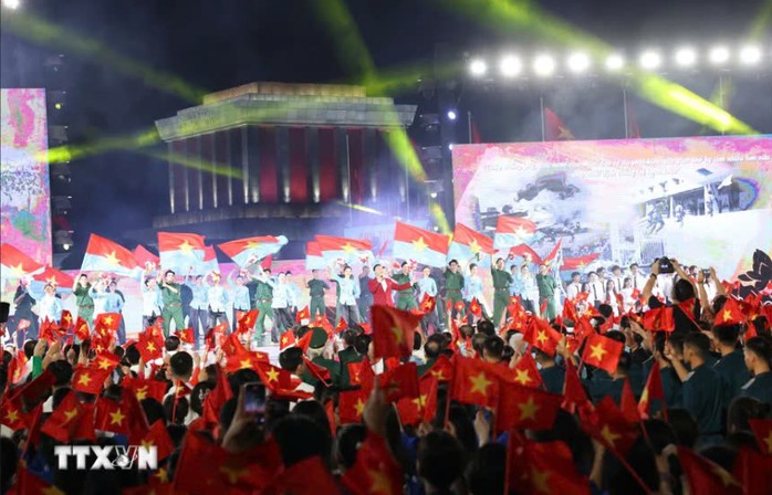 Tổng Bí thư, Chủ tịch nước Tô Lâm dự chương trình chính luận nghệ thuật đặc biệt "Lời Người để lại"- Ảnh 11. Tổng Bí thư, Chủ tịch nước Tô Lâm dự chương trình chính luận nghệ thuật đặc biệt "Lời Người để lại"- Ảnh 11.