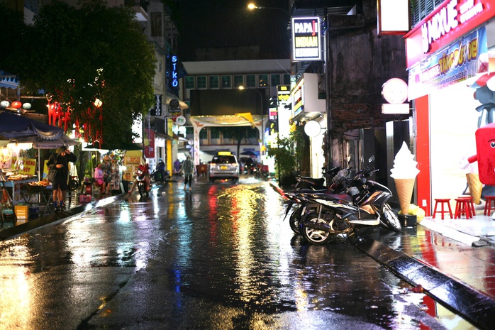 Khách du lịch, người dân TP HCM bất chấp mưa gió, đi chơi cuối tuần- Ảnh 17. Khách du lịch, người dân TP HCM bất chấp mưa gió, đi chơi cuối tuần- Ảnh 17.