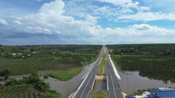 Đường ĐT 719B chia cắt 2 vùng ngập của xã Hàm Mỹ, huyện Hàm Thuận Nam, tỉnh Bình Thuận Đường ĐT 719B chia cắt 2 vùng ngập của xã Hàm Mỹ, huyện Hàm Thuận Nam, tỉnh Bình Thuận
