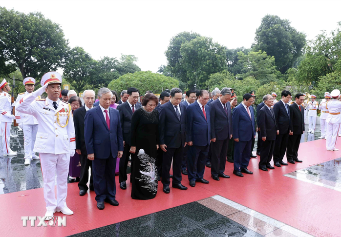 Lãnh đạo Đảng, Nhà nước vào Lăng viếng Chủ tịch Hồ Chí Minh- Ảnh 3. Lãnh đạo Đảng, Nhà nước vào Lăng viếng Chủ tịch Hồ Chí Minh- Ảnh 3.