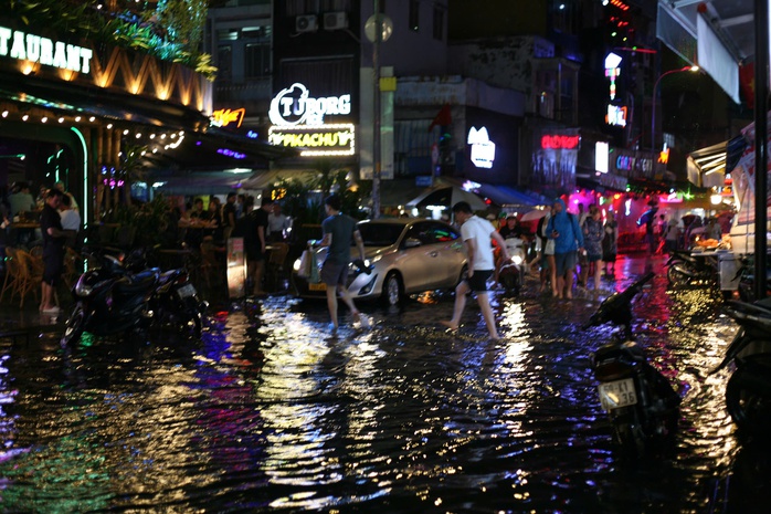 Khách du lịch, người dân TP HCM bất chấp mưa gió, đi chơi cuối tuần- Ảnh 12. Khách du lịch, người dân TP HCM bất chấp mưa gió, đi chơi cuối tuần- Ảnh 12.