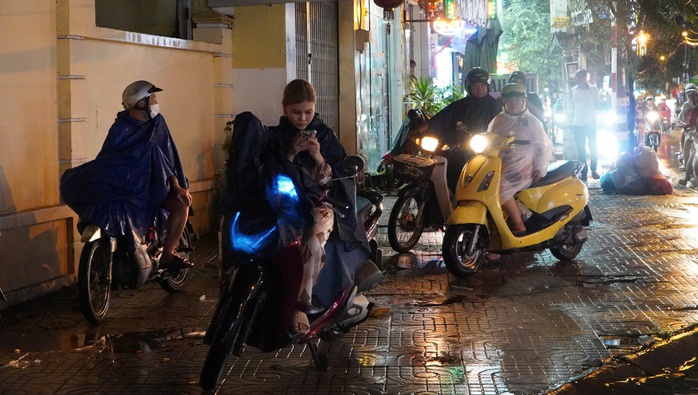 Khách du lịch, người dân TP HCM bất chấp mưa gió, đi chơi cuối tuần- Ảnh 8. Khách du lịch, người dân TP HCM bất chấp mưa gió, đi chơi cuối tuần- Ảnh 8.