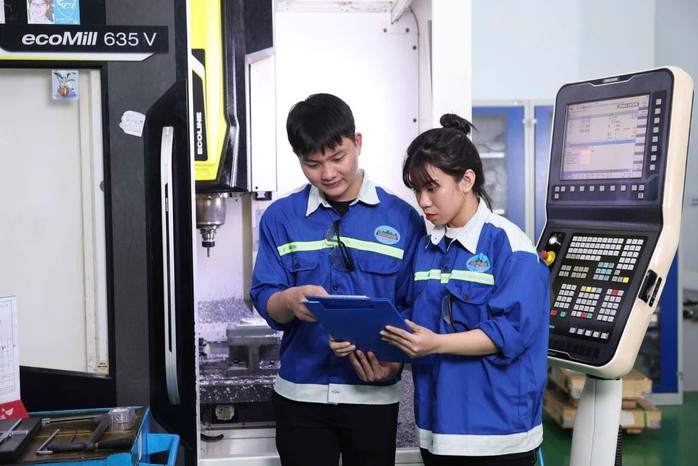 Vũ Hoài Thương (phải) học tập tại Trường Cao đẳng Công nghệ Quốc tế Lilama 2 trước khi sang Đức làm việcẢnh: GIZ Vũ Hoài Thương (phải) học tập tại Trường Cao đẳng Công nghệ Quốc tế Lilama 2 trước khi sang Đức làm việcẢnh: GIZ