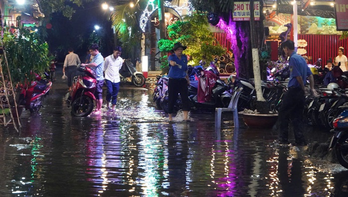 Khách du lịch, người dân TP HCM bất chấp mưa gió, đi chơi cuối tuần- Ảnh 7. Khách du lịch, người dân TP HCM bất chấp mưa gió, đi chơi cuối tuần- Ảnh 7.