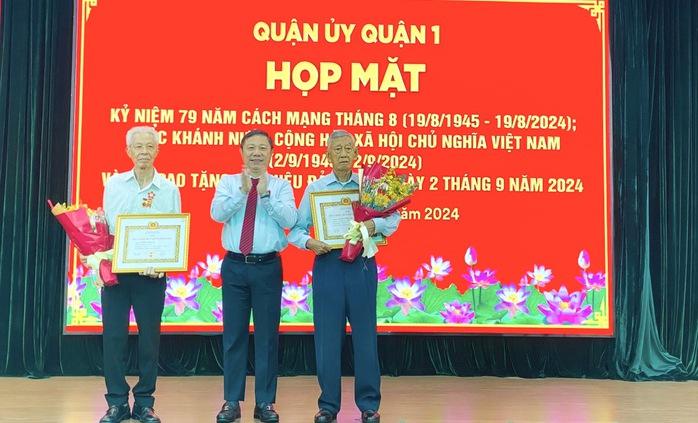 Quận 1 trao huy hiệu Đảng cho 172 đảng viên- Ảnh 1. Quận 1 trao huy hiệu Đảng cho 172 đảng viên- Ảnh 1.