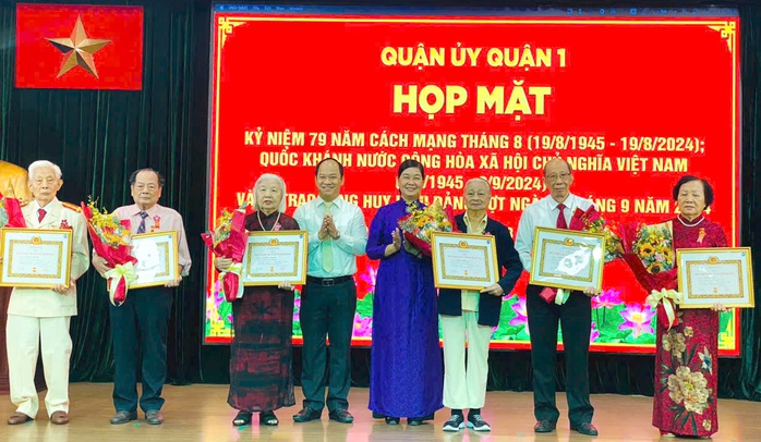 Quận 1 trao huy hiệu Đảng cho 172 đảng viên- Ảnh 2. Quận 1 trao huy hiệu Đảng cho 172 đảng viên- Ảnh 2.