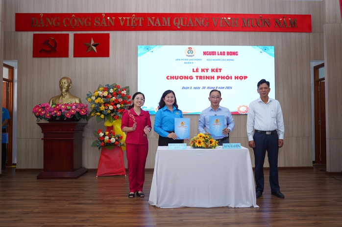 Báo Người Lao Động và LĐLĐ quận 5, TP HCM ký kết phối hợp hoạt động- Ảnh 1.