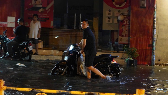 Khách du lịch, người dân TP HCM bất chấp mưa gió, đi chơi cuối tuần- Ảnh 19. Khách du lịch, người dân TP HCM bất chấp mưa gió, đi chơi cuối tuần- Ảnh 19.