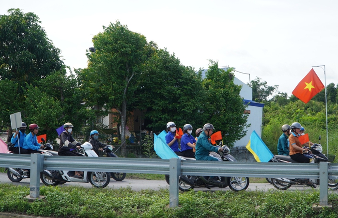 Ra mắt Đường cờ Tổ quốc dài gần 7 km tại huyện Củ Chi dịp lễ Quốc khánh 2-9- Ảnh 7. Ra mắt Đường cờ Tổ quốc dài gần 7 km tại huyện Củ Chi dịp lễ Quốc khánh 2-9- Ảnh 7.