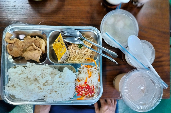 Bữa ăn trị giá 80.000 đồng của công nhân có những gì?- Ảnh 2. Bữa ăn trị giá 80.000 đồng của công nhân có những gì?- Ảnh 2.