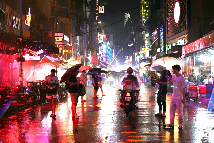 Khách du lịch, người dân TP HCM bất chấp mưa gió, đi chơi cuối tuần- Ảnh 2. Khách du lịch, người dân TP HCM bất chấp mưa gió, đi chơi cuối tuần- Ảnh 2.