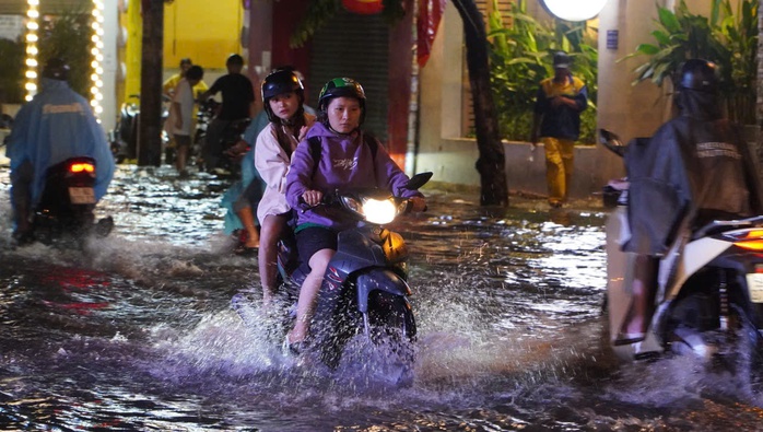 Khách du lịch, người dân TP HCM bất chấp mưa gió, đi chơi cuối tuần- Ảnh 20. Khách du lịch, người dân TP HCM bất chấp mưa gió, đi chơi cuối tuần- Ảnh 20.
