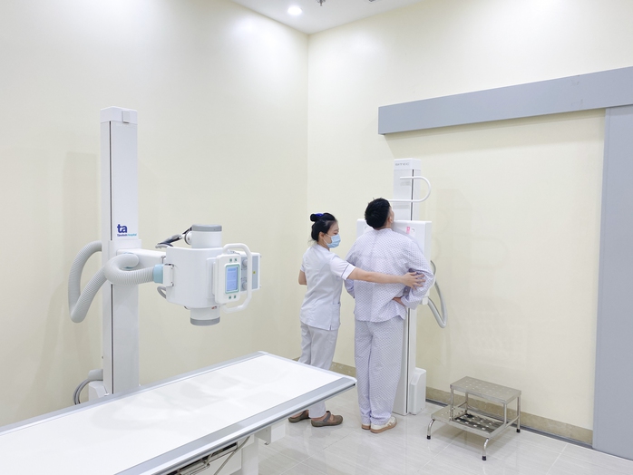 Kỹ thuật viên đang hướng dẫn người bệnh chụp máy X-quang thế hệ mới tại "siêu" trung tâm khám chữa bệnh Tâm Anh Quận 7 Kỹ thuật viên đang hướng dẫn người bệnh chụp máy X-quang thế hệ mới tại "siêu" trung tâm khám chữa bệnh Tâm Anh Quận 7