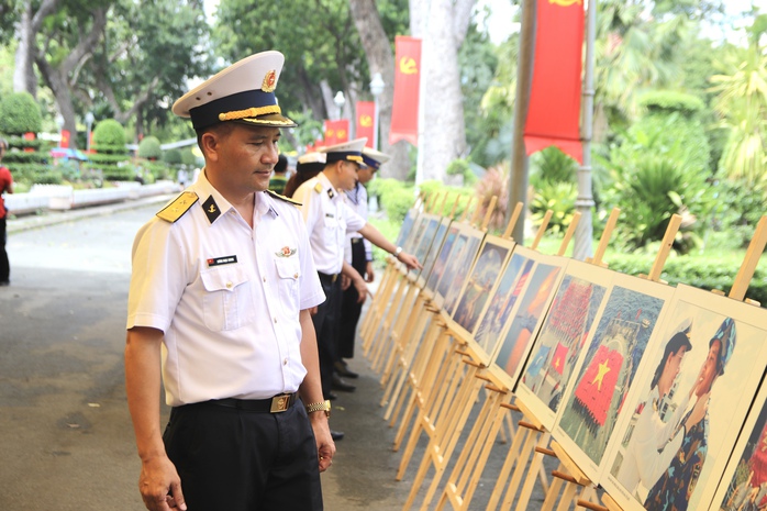 Triển lãm ảnh “Hướng về Trường Sa - Nhà giàn thân yêu”- Ảnh 4. Triển lãm ảnh “Hướng về Trường Sa - Nhà giàn thân yêu”- Ảnh 4.