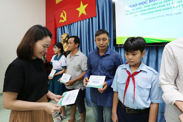 39 con em công nhân thu gom rác nhận niềm vui bất ngờ- Ảnh 1. 39 con em công nhân thu gom rác nhận niềm vui bất ngờ- Ảnh 1.