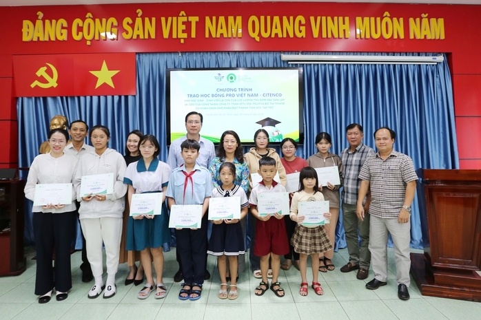 39 con em công nhân thu gom rác nhận niềm vui bất ngờ- Ảnh 2. 39 con em công nhân thu gom rác nhận niềm vui bất ngờ- Ảnh 2.