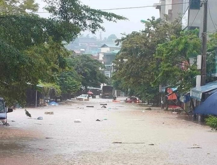 Mưa lớn, nhiều nơi ở Lào Cai ngập chìm trong biển nước- Ảnh 1. Mưa lớn, nhiều nơi ở Lào Cai ngập chìm trong biển nước- Ảnh 1.
