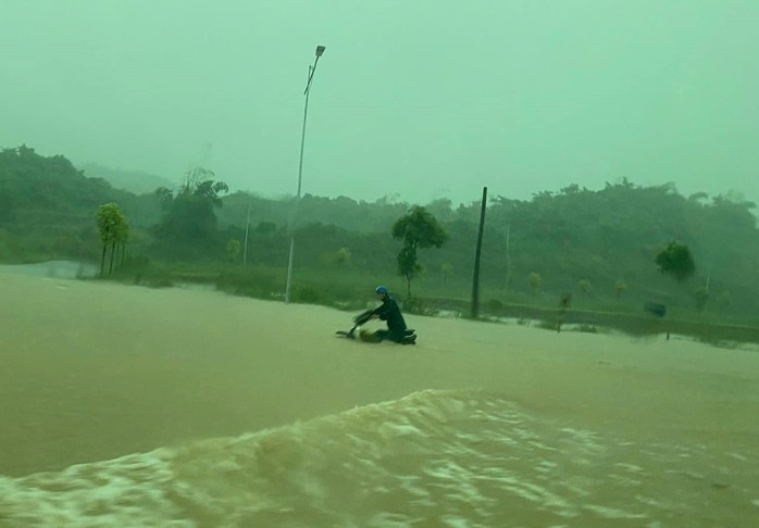 Mưa lớn, nhiều nơi ở Lào Cai ngập chìm trong biển nước- Ảnh 5. Mưa lớn, nhiều nơi ở Lào Cai ngập chìm trong biển nước- Ảnh 5.