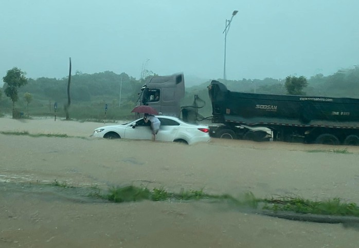 Mưa lớn, nhiều nơi ở Lào Cai ngập chìm trong biển nước- Ảnh 3. Mưa lớn, nhiều nơi ở Lào Cai ngập chìm trong biển nước- Ảnh 3.