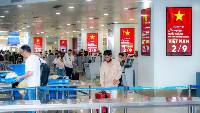 Những hình ảnh đặc biệt tại sân bay Nội Bài dịp Quốc khánh 2-9- Ảnh 2. Những hình ảnh đặc biệt tại sân bay Nội Bài dịp Quốc khánh 2-9- Ảnh 2.