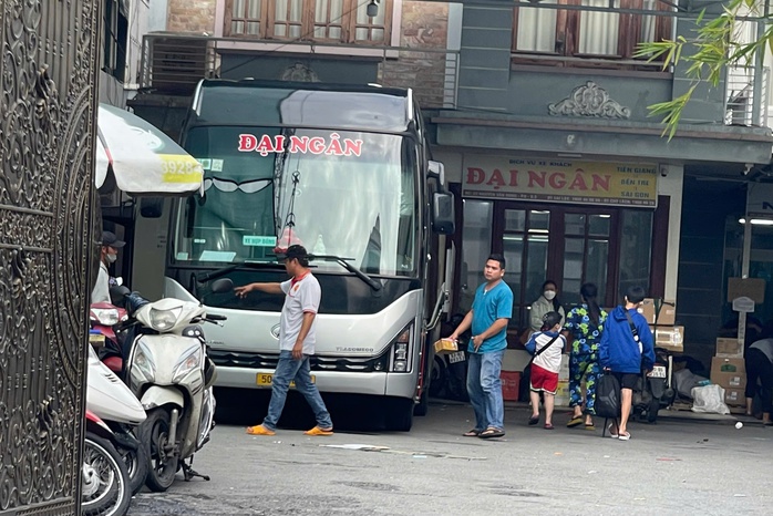 "Xe dù, bến cóc" lộng hành nhiều nơi, người dân bức xúc- Ảnh 3. "Xe dù, bến cóc" lộng hành nhiều nơi, người dân bức xúc- Ảnh 3.