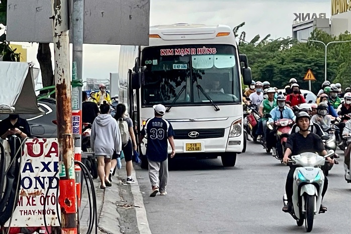 "Xe dù, bến cóc" lộng hành nhiều nơi, người dân bức xúc- Ảnh 2. "Xe dù, bến cóc" lộng hành nhiều nơi, người dân bức xúc- Ảnh 2.