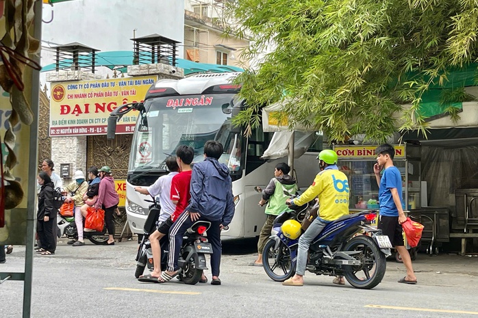 "Xe dù, bến cóc" lộng hành nhiều nơi, người dân bức xúc- Ảnh 4. "Xe dù, bến cóc" lộng hành nhiều nơi, người dân bức xúc- Ảnh 4.