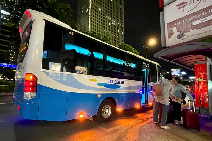 "Xe dù, bến cóc" lộng hành nhiều nơi, người dân bức xúc- Ảnh 5. "Xe dù, bến cóc" lộng hành nhiều nơi, người dân bức xúc- Ảnh 5.