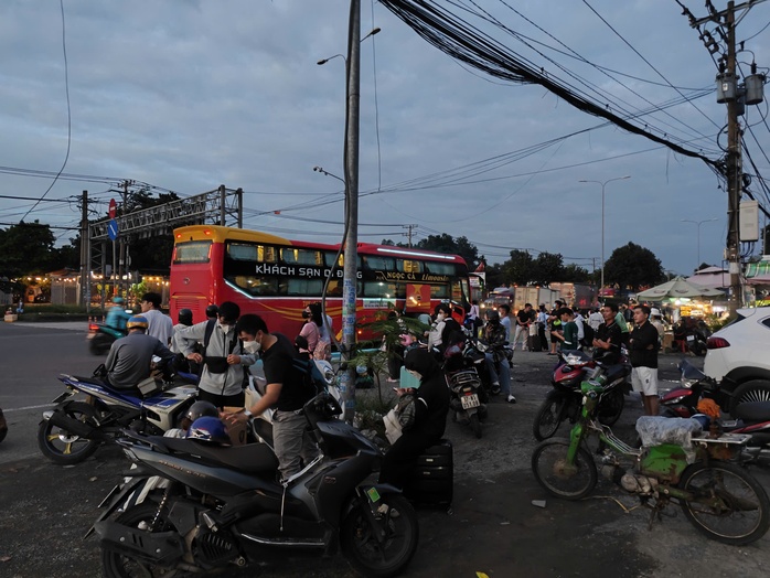 "Xe dù, bến cóc" lộng hành nhiều nơi, người dân bức xúc- Ảnh 6. "Xe dù, bến cóc" lộng hành nhiều nơi, người dân bức xúc- Ảnh 6.